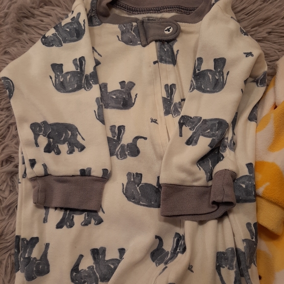 Footed Pajama's Unisex - set of two Size 6-9 Months - Picture 6 of 7